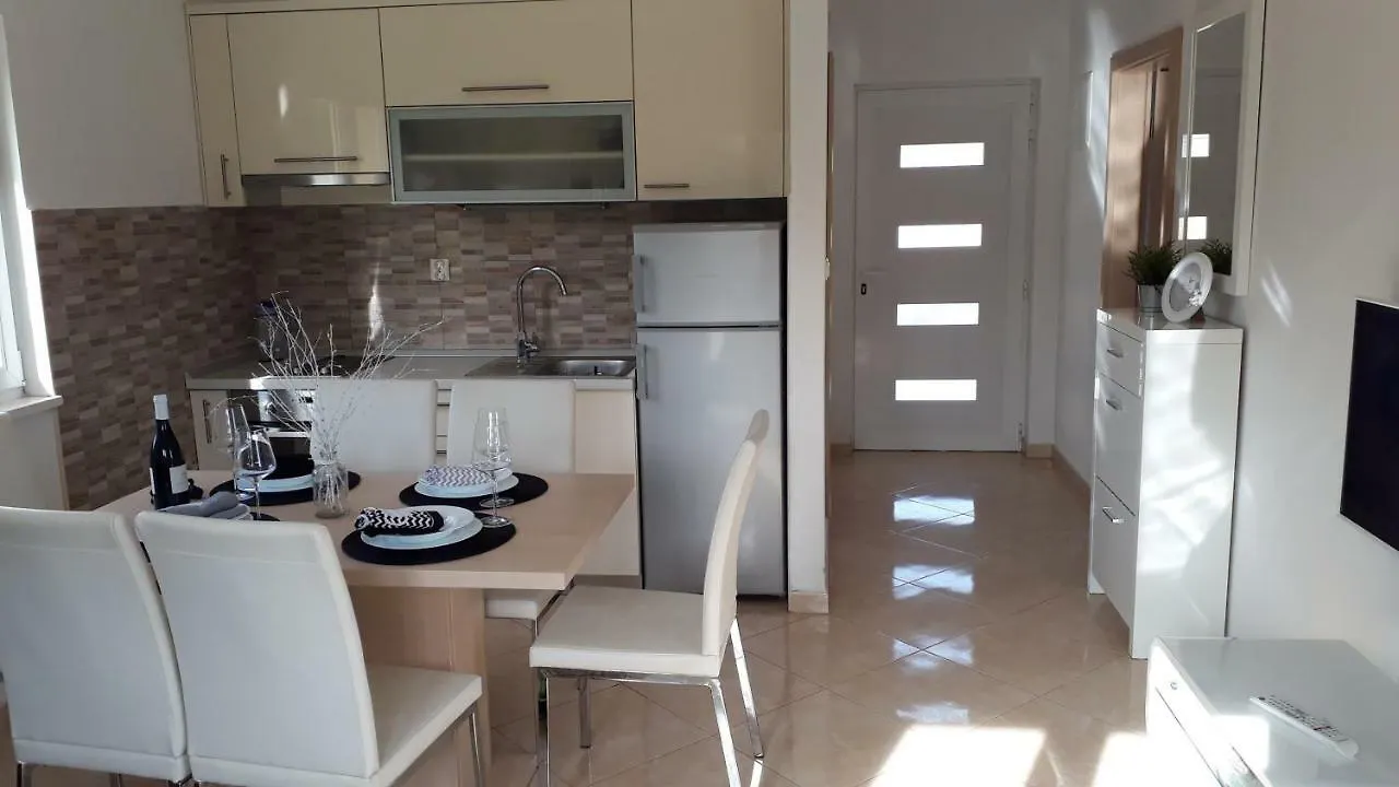 Vikendica Happy Garden House